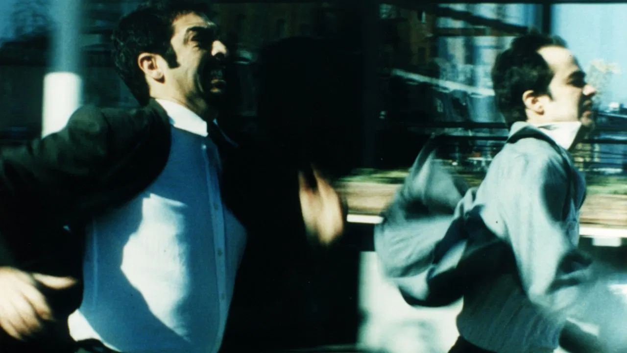 Scene from Nine Queens (2000)